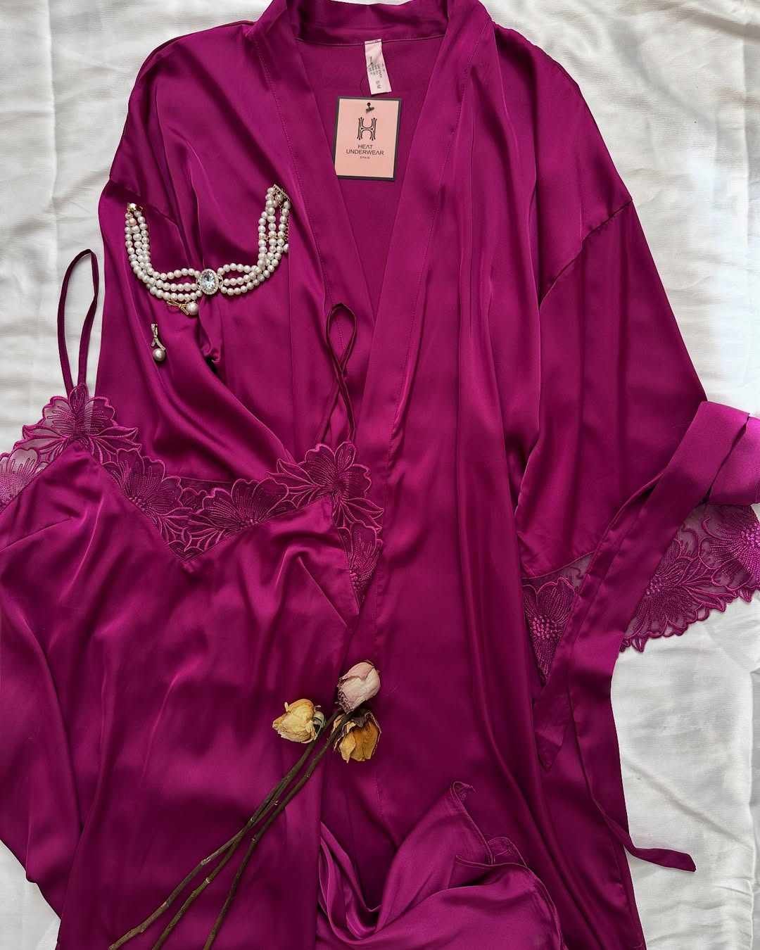 473379909_3930858940501911_1872491276314136470_n.jpg Déshabillé Long en Satin HW10023 aubergine – Image 1